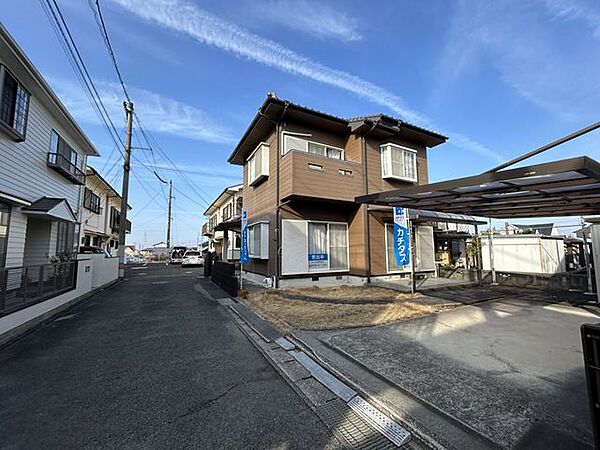 マルヨシセンター　新居浜店 【リフォーム中】前面道路は4mあり、車通りも少ないので駐車も楽々です。 1600m