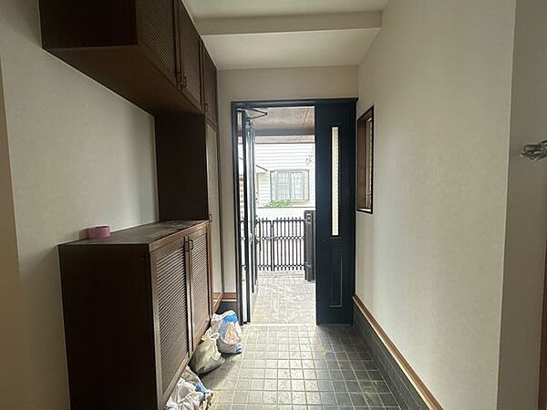【リフォーム済】玄関内観はクロス張り替え、照明交換をおこないました。