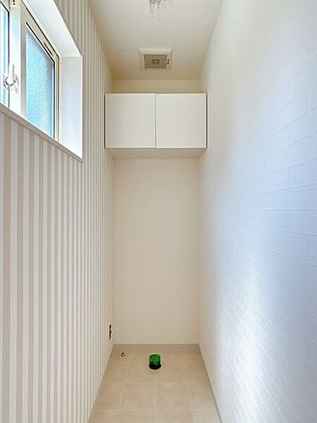 【リフォーム中】1階トイレです。天井・壁クロス張替、床クッションフロア張替、便器は新品交換します。