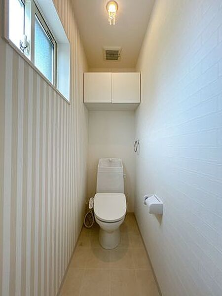 【リフォーム済】1階トイレです。天井・壁クロス張替、床クッションフロア張替、便器は新品交換しました。