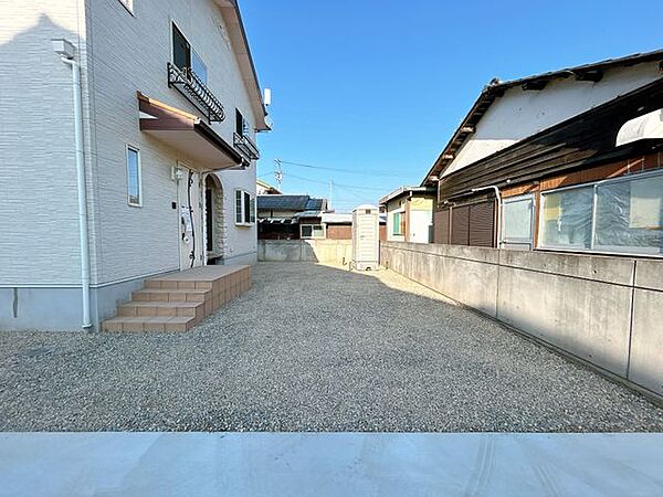 【リフォーム済】駐車場は砕石を敷いて仕上げました。