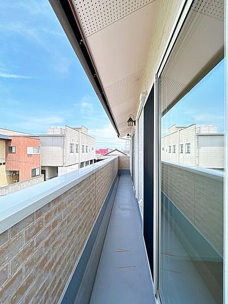 【リフォーム済】西側には高い建物がなく、夕方も日当たり良好です。