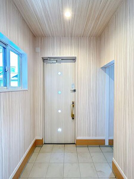 【リフォーム済】玄関内部です。シューズクローゼットもあり、様々な靴や荷物も収納できます。