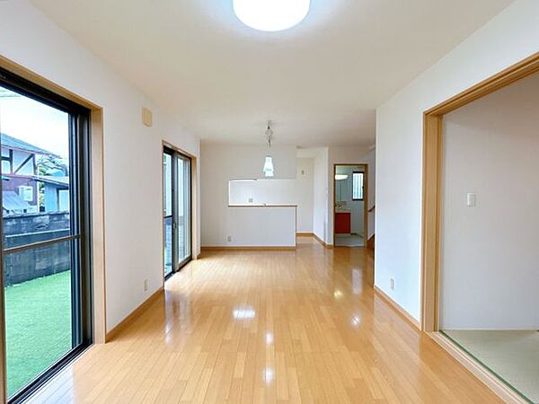 【リフォーム済】1階LDKです。床はクリーニング、天井・壁はクロス張替を行いました。