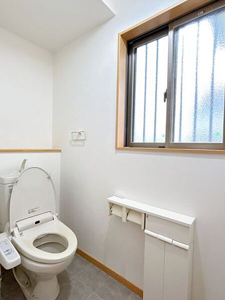 【リフォーム済】1階トイレは床クッションフロア張替、天井・壁クロス張替、便器はクリーニングを行いました。