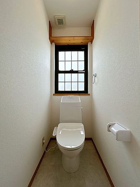 【リフォーム済】2階トイレです。新品交換しました。天井壁クロス、床はクッションフロア仕上げとなっております。