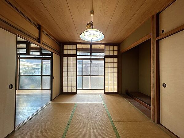 【リフォーム中】南側和室はLDKに変更予定です。クロス張り替え、フロア重ね張り、照明交換をおこないます。