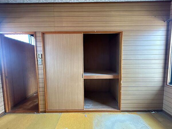 【リフォーム中】南側洋室はクロス張り替え、フロア重ね張りをおこないます。