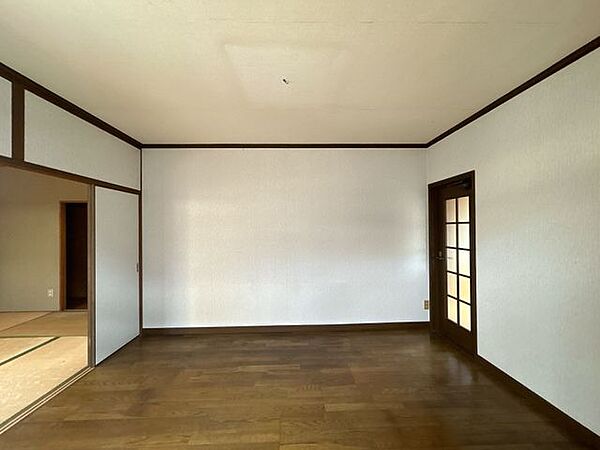 【リフォーム中】LDKにはニッチを作成します。クロス張り替え、フロア重ね張り、照明交換をおこないます。