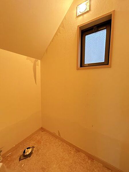 【リフォーム中】トイレは新品交換をおこないます。クッションフロア張替え、クロス張替え、照明交換をおこないます。