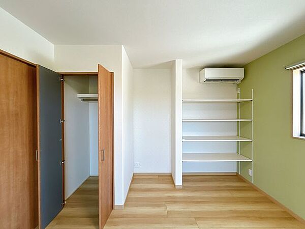 【リフォーム済】約6.75帖の洋室にある収納です。クリーニングを行いました。