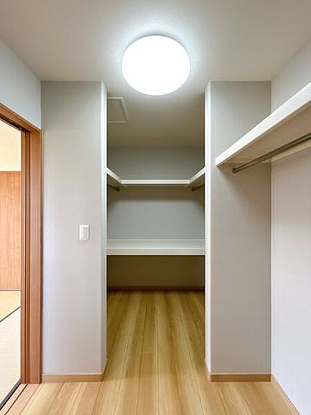 【リフォーム済】和室の横にある納戸です。枕棚とパイプがあるのでお洋服の収納力も高いですね。