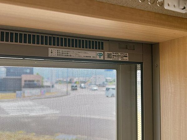 【リフォーム済】各居室は複層サッシです。夏は涼しく、冬は暖かくと遮熱効果や保温効果があります。また結露も防いでくれます。