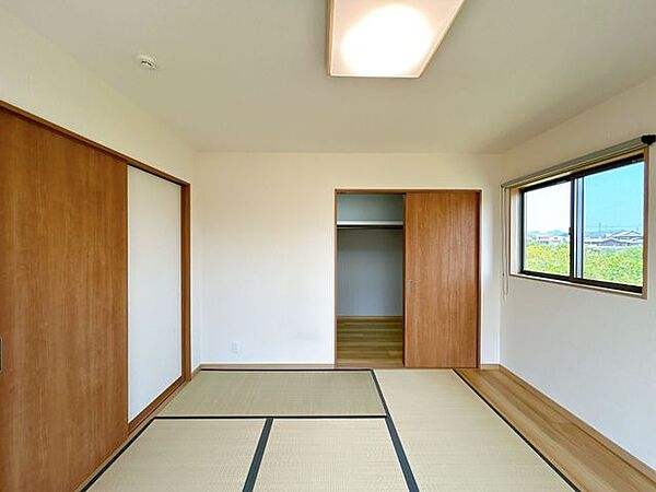 【リフォーム済】別アングルからの約6.13帖の和室です。畳表替え、照明交換、他はクリーニングを行いました。