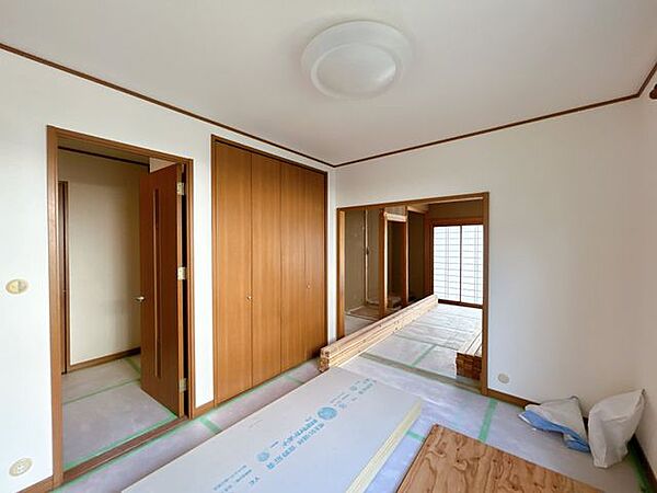 【リフォーム中】リビングスペースです。北西側の洋室との間に建具を作成します。クリーニングを行います。