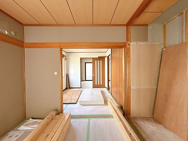 【リフォーム中】1階5.25帖のお部屋は、居室としてもリビングスペースとしてもご使用できます。6.75帖の洋室の間に建具を作成します。