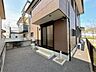 その他：【リフォーム中】南側にはお庭があります。敷地で全体がアスファルトのため、管理が楽です。