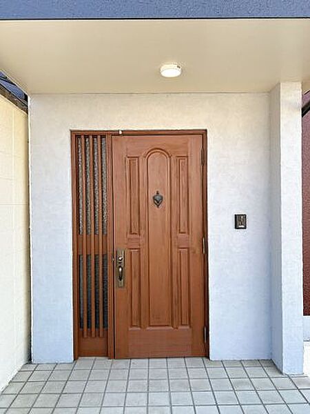 【リフォーム済】玄関は塗装を行いました。お家の顔となる玄関が綺麗だとお家全体が引き締まりますね。