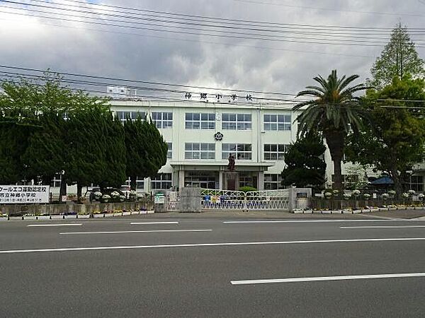 【小学校】新居浜市立神郷小学校まで約1100ｍ（徒歩14分）です。