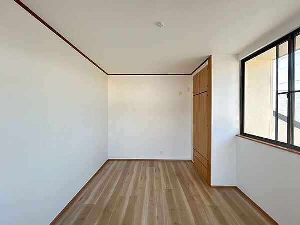 【リフォーム済】北側洋室はクロスの張替え、床の重ね張りを行い、明るい印象に仕上げました。