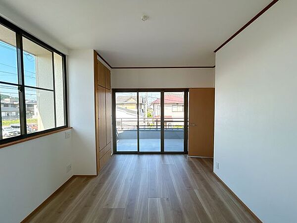 【リフォーム済】2階西側の納戸は洋室に間取り変更致しました。作業用の机も作成しました。書斎やお子様の勉強部屋等にいかがでしょうか。