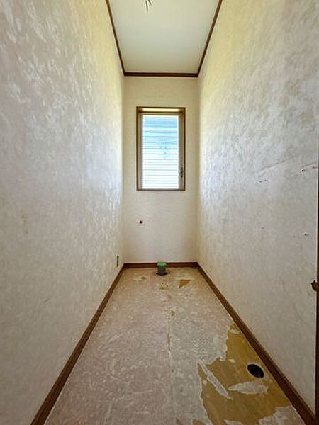 【リフォーム中】2階のトイレは、クッションフロアとクロスで仕上げます。トイレは新品交換します。
