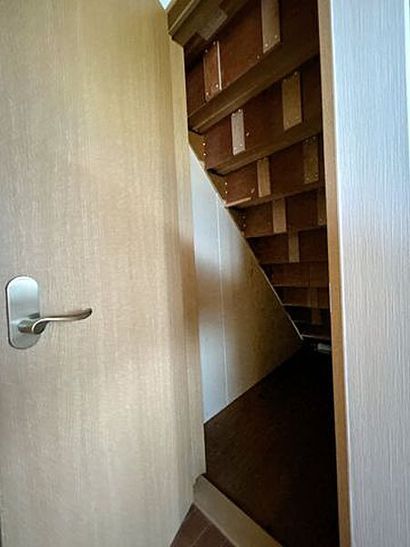 【リフォーム中】2階にある階段下収納です。クロス張替えを行います。