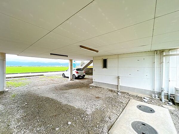 【リフォーム中】1階部分は砕石敷き込みを行います。車を複数台持たれている方は駐車スペースとして、何かご趣味がある方はお庭のスペースとして使用いただけます。