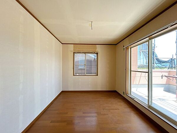 【リフォーム中】3階東の洋室です。床はクリーニングを行い、壁と天井はクロス張替えを行います。
