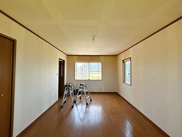 【リフォーム中】3階西側の洋室です。床はクリーニングを行い、壁と天井はクロス張替えを行います。