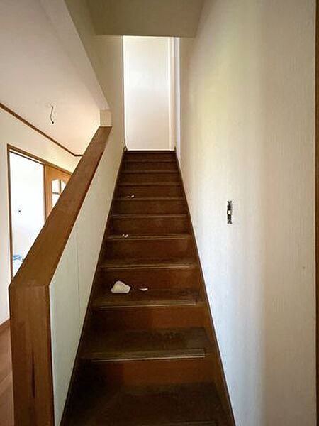 【リフォーム中】階段はクロス張替えを行います。踏板はクリーニングを行います。