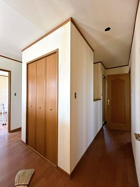 【リフォーム中】3階の廊下です。床のクリーニングとクロス張替えを行います。