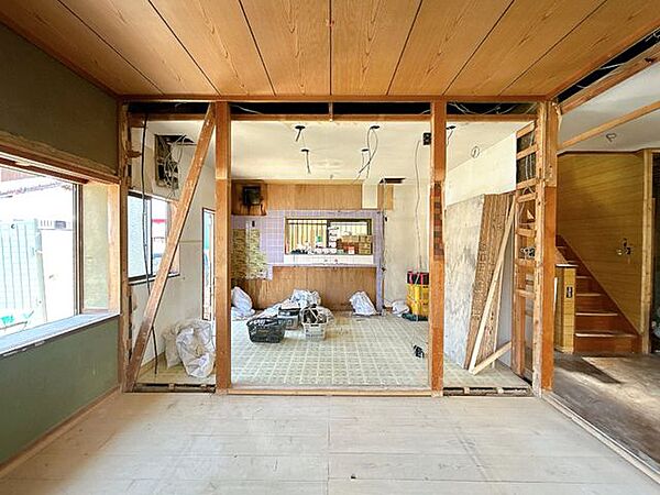 【リフォーム中】リビングの別アングルです。柱を生かしたリフォームを行います。