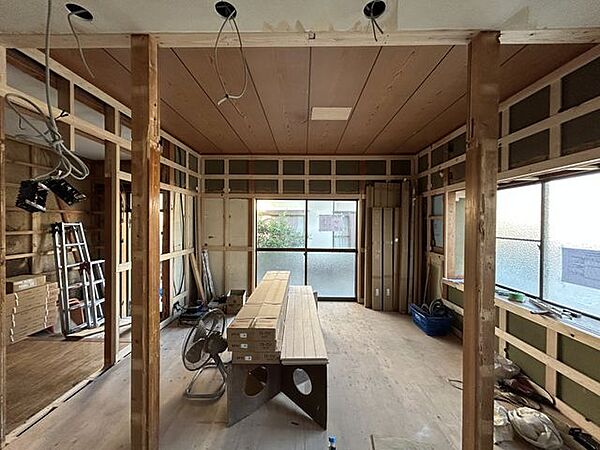 【リフォーム中】抜けない柱を生かして対面キッチンとカウンターを作成します。キッチン横にはパントリーを作成します。