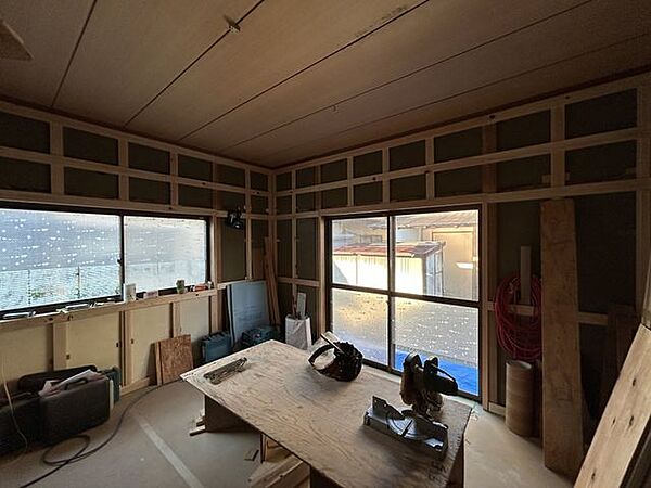 【リフォーム中】1階の居室は、和室から洋室に変更します。お部屋には1間の収納スペースを確保します。フローリングとクロスで仕上げます。