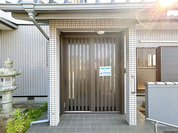 【リフォーム済】玄関ドアは新品交換しております。防犯面でも安心ですね。