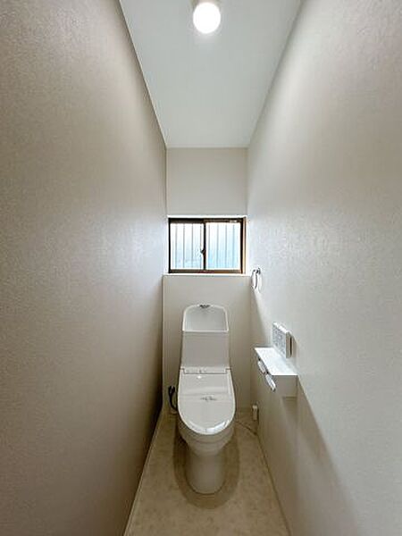 【リフォーム済】トイレは新品に交換しております。直接お肌に触れる箇所が新品なのは嬉しいですね。