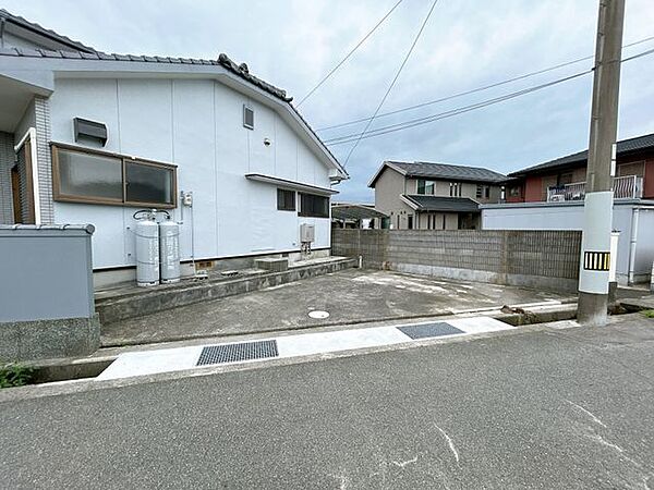 【リフォーム済】手前の塀を撤去して、架橋工事を行い、お車を止めやすくなりました。軽自動車が2台駐車可能です。