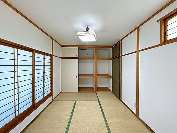 【リフォーム済】和室(6帖)です。備え付けの収納があるので家財道具が多い方も安心ですね。