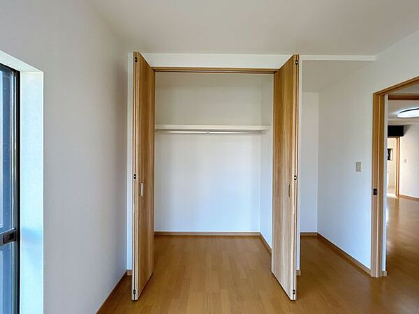 【リフォーム済】洋室(6帖)の収納です。お洋服がたくさん収納出来ますね。