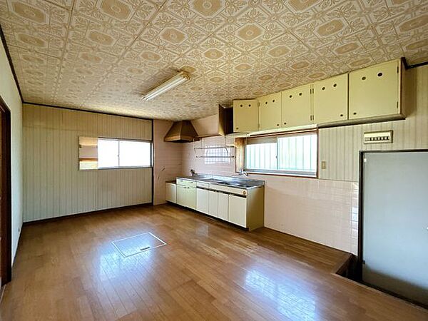 【リフォーム中】リビングはフローリングとクロスで仕上げます。間取り変更で約20帖の広々とした空間になります。