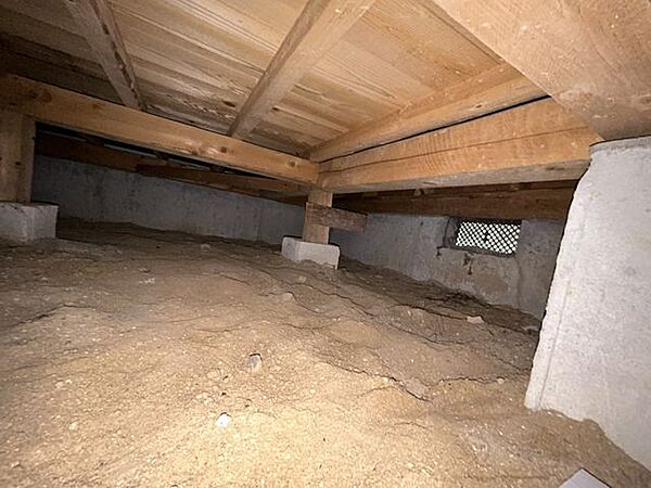 中古住宅の3大リスクである、雨漏り、主要構造部分の欠陥や腐食、給排水管の漏水や故障を2年間保証します。その前提で床下まで確認の上でリフォームし、シロアリの被害調査と防除工事も行いました。