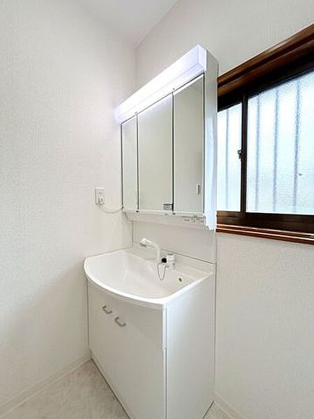 【リフォーム済】洗面化粧台は三面鏡タイプを採用しました。朝の支度がしやすく、見た目もすっきりします。