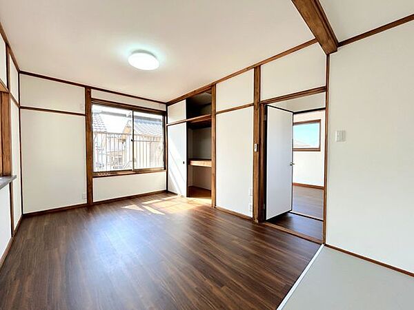 【リフォーム済】2階東側洋室はフロアタイル・クロスの張替をおこないました。