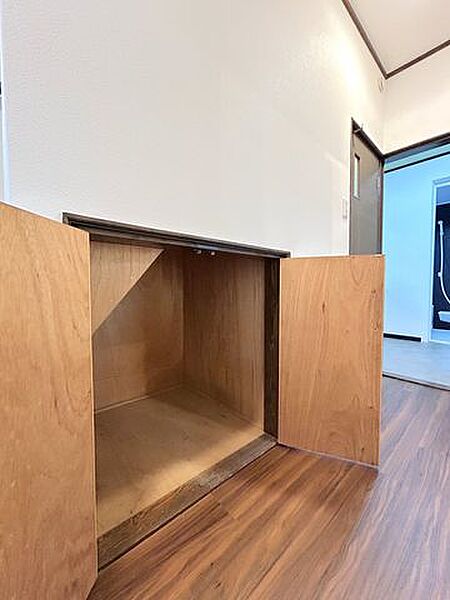 【リフォーム済】階段下収納の建具はクロスの張替をおこないました。