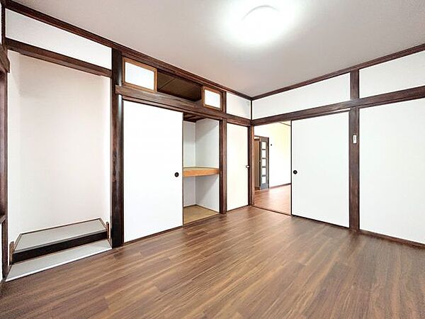 【リフォーム済】1階洋室はフロアタイル・クロスの張替をおこないました。