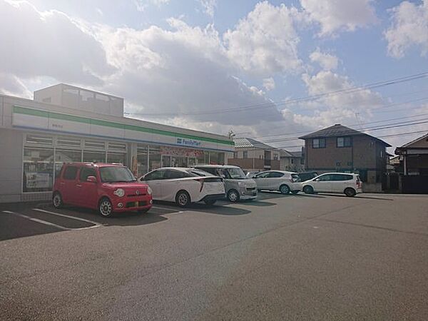 【周辺環境】ファミリーマート南梅本店まで約270m（徒歩4分）。