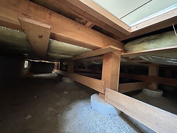 中古住宅の3大リスクである、雨漏り、主要構造部分の欠陥や腐食、給排水管の漏水や故障を2年間保証します。その前提で床下まで確認の上でリフォームし、シロアリの被害調査と防除工事も行いました。