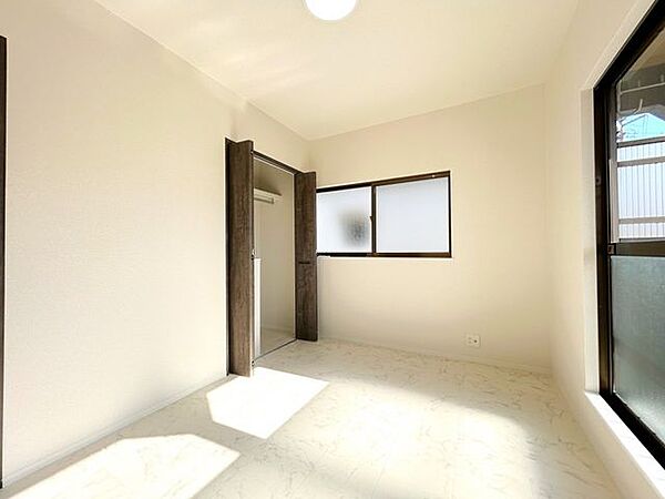 【リフォーム済】2階南側洋室はクッションフロア・クロスの張替をおこないました。