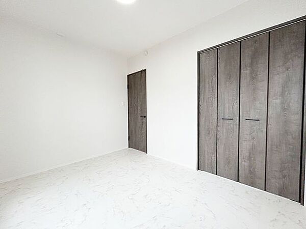 【リフォーム済】2階南側洋室はクッションフロア・クロスの張替をおこないました。